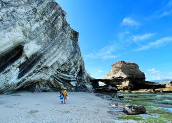 Pesona Pantai Watuparunu berlatar "Pintu Gerbang" di Sumba Timur pada September 2021. (Al-KatongNTT.com)