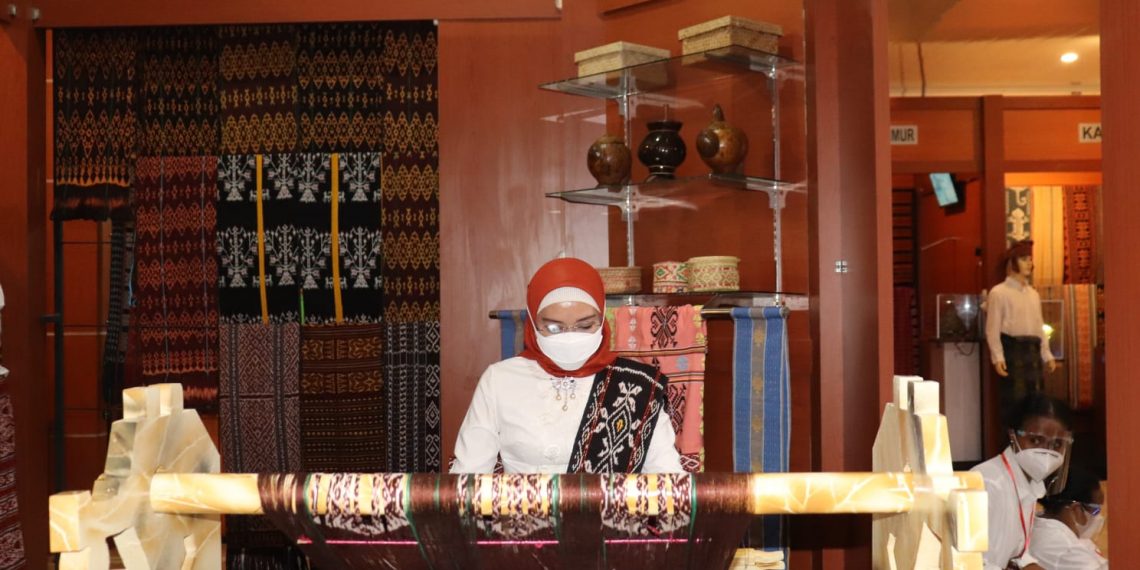 Ketua umum Dekranas, Wury Ma'ruf Amin saat mencoba alat tenun inovasi SMKN 4 Kupang (Dekranasda NTT))