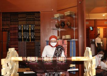 Ketua umum Dekranas, Wury Ma'ruf Amin saat mencoba alat tenun inovasi SMKN 4 Kupang (Dekranasda NTT))
