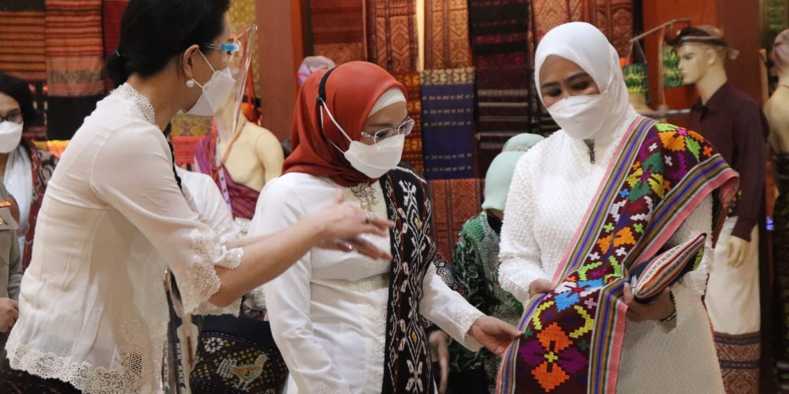 Ketua Dekranasda NTT, Julie Sutrisno Laiskodat (kiri) menjelaskan sebuah motif tenun NTT yang dikenakan oleh Ketua Harian Dekranas, Tri Tito Karnavian (kanan) kepada Ketua Umum Dekranas, Wury Ma'ruf Amin (Dekranasda NTT))