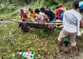 Bidan desa Ernesty Suharni Inggur (berkacamata) menolong persalinan seorang ibu di tepi jalan Dusun Baang, Kecamatan Welak, Kabupaten Manggarai Barat, NTT, Selasa pagi, 29 November 2021. (Arsip)
