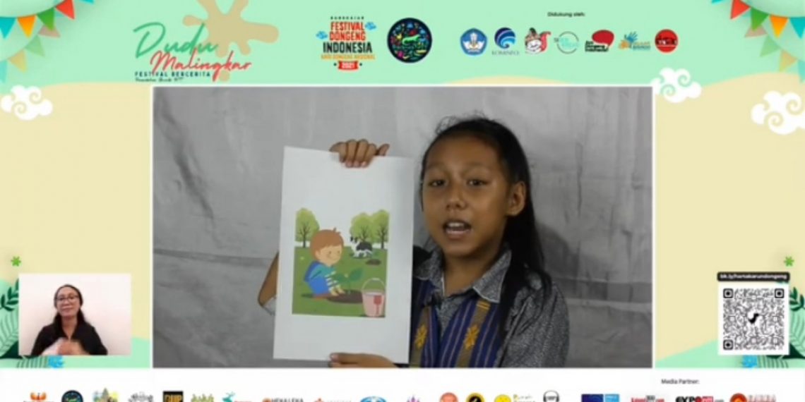 Tangkapan layar YouTube BacaritaNTT, Cathy sedang mendongeng. (Bacarita NTT)