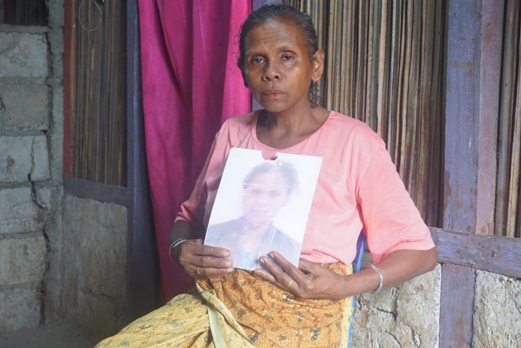 Yohana Banunaek, ibu Adelina Sau menuturkan kepada jurnalis KatongNTT.com pada 9 November 2021atas kematian anaknya di Malaysia.(Joe-KatongNTT.com)