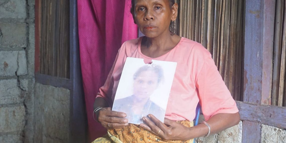 Yohana Banunaek, ibu kandung Adelina Sau menuturkan harapannya kepada jurnalis KatongNTT.com atas kematian anaknya di Malaysia, 9 November 2021.(Joe-KatongNTT.com)