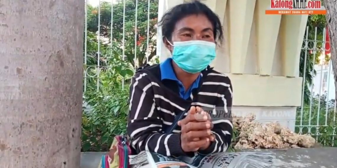 Elisabet Taneo, loper koran di Kota Kupang