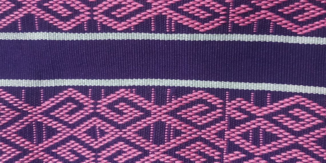 SM, warga Kabupaten TTS, Provinsi NTT menenun untuk menyintas trauma panjang akibat kekerasan oleh suami, keluarga suami, dan majikannya selama bekerja sebagai pekerja migran di Malaysia. (Yuliana M Benu)