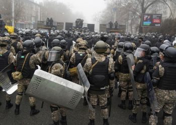 Polisi-Kazakhstan-memblokir-jalan-menuju-bandara-Almaty-dari-para-demonstran pada 5 Januari 2022. (ctvnews.ca)