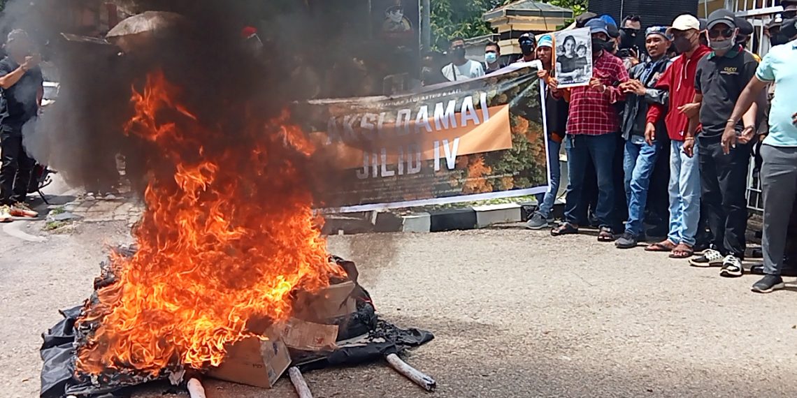 Massa aksi yang menuntut keadilan bagi Atri dan Lael membakra keranda di depan Polda NTT (KatongNTT/Joe)