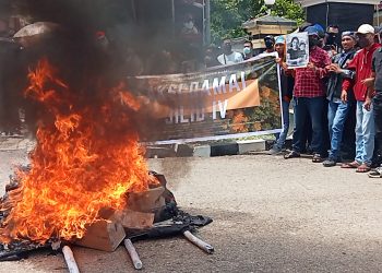 Massa aksi yang menuntut keadilan bagi Atri dan Lael membakra keranda di depan Polda NTT (KatongNTT/Joe)