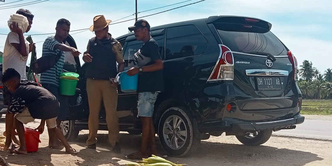 Penjual jagung rebus di Oesao berebutan menawarkan jualan pada pengendara yang berhenti (Joe-KatongNTT)