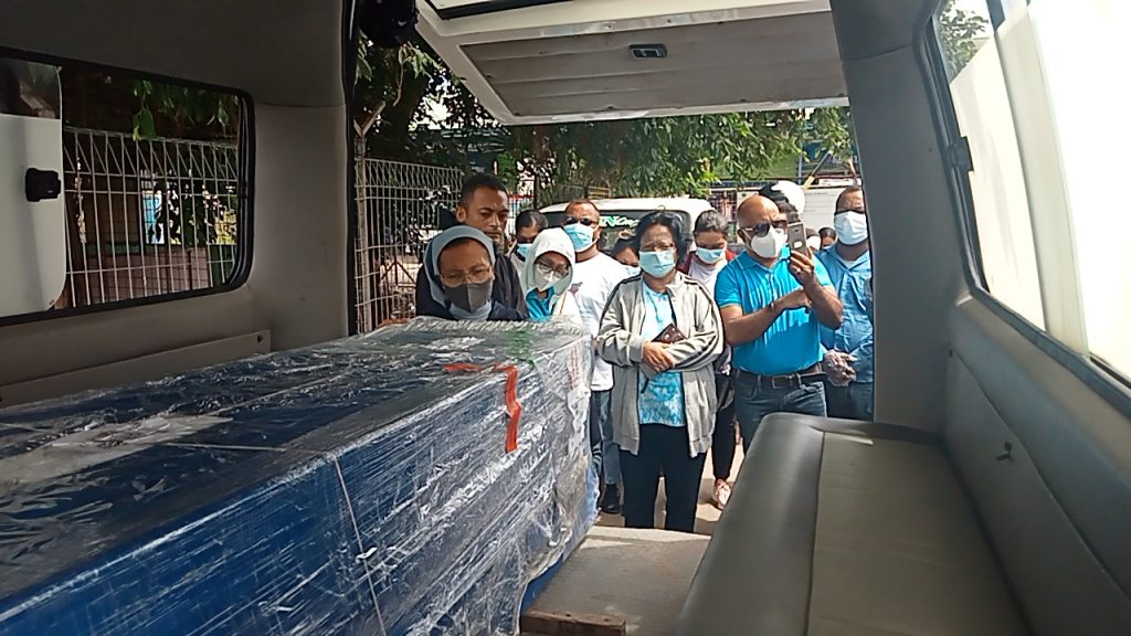Suster Laurentin bersama tim kargo, kerabat dan petugas BP2MI NTT berdoa sebelum jenazah PMI asal NTT dibawa ke RSUD Yohanes Kupang (Joe-KatongNTT)
