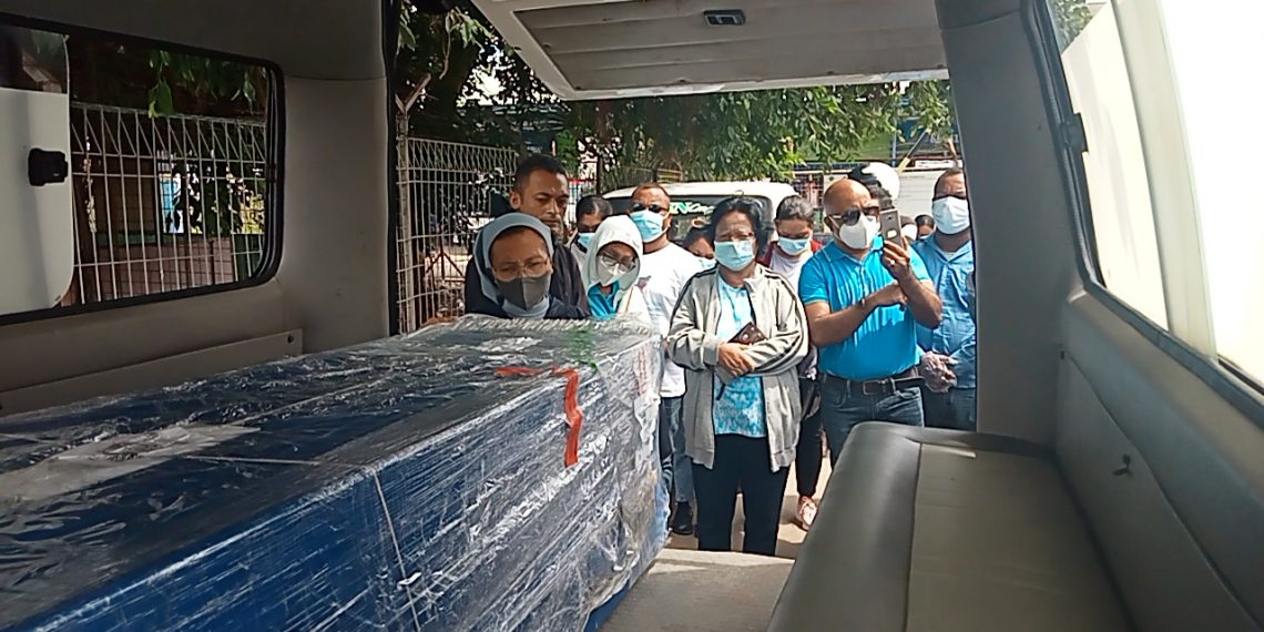 Suster Laurentin bersama tim kargo, kerabat dan petugas BP2MI NTT berdoa sebelum jenazah PMI asal NTT dibawa ke RSUD Yohanes Kupang (Joe-KatongNTT)