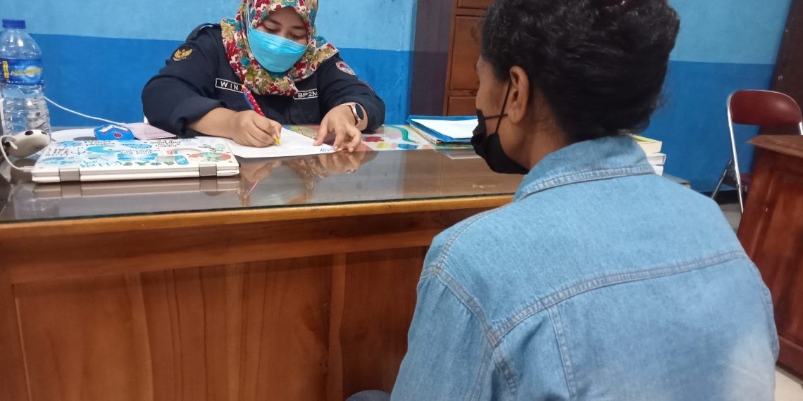 Sindiana Uluk (18), calon pekerja migran asal NTT saat memberikan keterangan di kantor BP2MI NTT (Joe-KatongNTT)