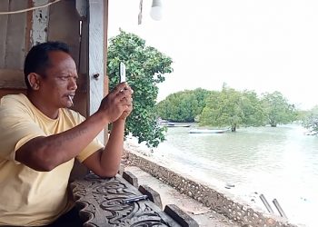 Nelayan Oesapa, Dewa merekam kondisi laut di tengah cuaca buruk di Kota Kupang, NTT, Rabu, 19 Januari 2022. (Joe-Katongntt.com)