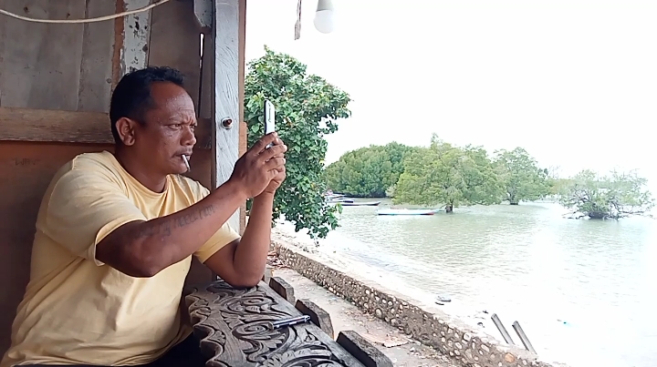 Nelayan Oesapa, Dewa merekam kondisi laut di tengah cuaca buruk di Kota Kupang, NTT, Rabu, 19 Januari 2022. (Joe-Katongntt.com)