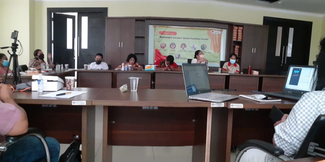 Suasana Pelatihan Membangun Karakter Melalui Penulisan Kreatif yang disleenggarakan KatongNTT.com pada Jumat, 28 Januari 2022. Pelatihan berlangsung hingga Minggu, 30 Januari 2022. (Redaksi)