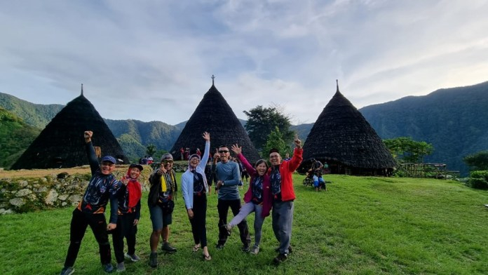 Peserta jelajah Komodo tiba di kampung adat Waerebo, Kabupaten Manggarai beberapa bulan lalu. (Istimewa)