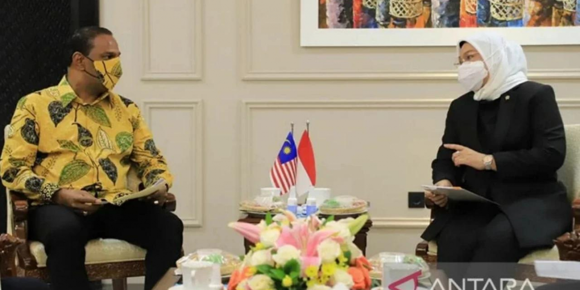 Menteri Ketenagakerjaan Ida Fauziyah (kanan) saat menggelar pertemuan dengan Menteri Sumber Daya Manusia (SDM) Malaysia Datuk Seri M. Saravanan di kantor Kemnaker Jakarta, Senin (24/1/2022). ANTARA/HO-Kemnaker/am
