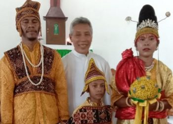 Salah satu pengantin yang menanam pisang di-Desa-Waihawa-Sikka-NTT