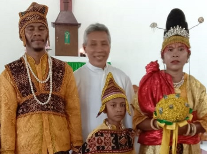 Salah satu pengantin yang menanam pisang di-Desa-Waihawa-Sikka-NTT