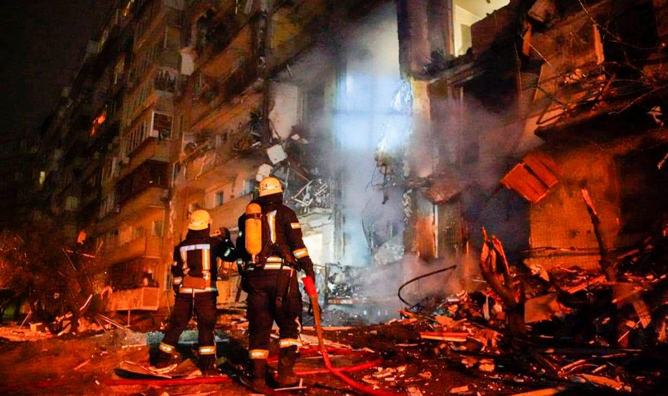 Gedung-hancur-akibat-serangan-rokit-di-kota-Kyiv-Ukraina-pada-25-Februari-2022-dirilis Kepolisian Ukraina kepada wartawan (Ukraine Police Departement Press Service)