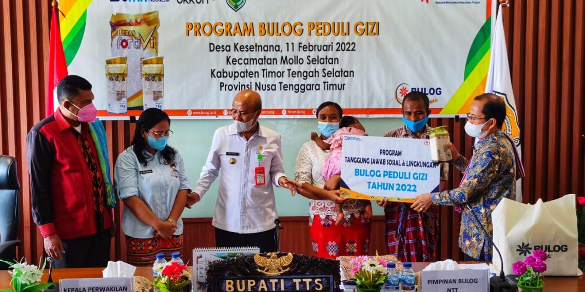 Pemimpin Perum Bulog Kanwil NTT, Asmal saat menyerahkan secara simbolis bantuan beras fortivit bagi anak penderita stunting di TTS (ist)