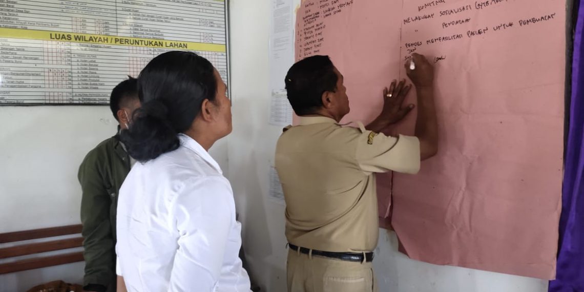 Kepala Desa Enoneontes, Samgar Neonane menuliskan komitmen bersama bentuk Desa Sehat Mata, Rabu, 16 Februari 2022 (YTB-KatongNTT)