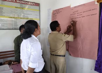 Kepala Desa Enoneontes, Samgar Neonane menuliskan komitmen bersama bentuk Desa Sehat Mata, Rabu, 16 Februari 2022 (YTB-KatongNTT)