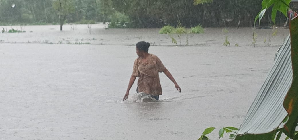 Seorang Ibu di Bakunase mengungsi ke rumah tetangga akibat banjir (KatongNTT)
