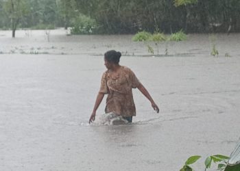 Seorang Ibu di Bakunase mengungsi ke rumah tetangga akibat banjir (KatongNTT)