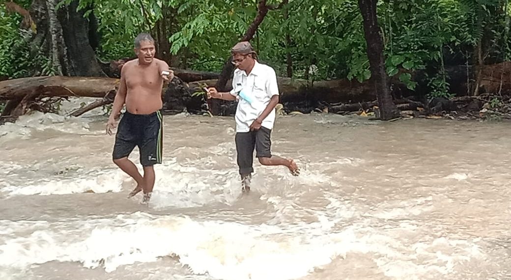 Lurah Bakunase bersama warga memantau banjir (Dok. Lurah Bakunase )