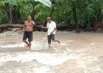 Lurah Bakunase bersama warga memantau banjir (Dok. Lurah Bakunase )