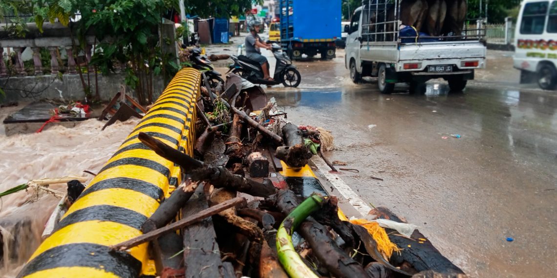 Banjir kembali menerjang beberapa wilayah di Kota Kupang, NTT dipicu hujan deras berhari-hari dan air tertahan disebabkan sampah menumpuk di saluran air pada 23 Februari 2022. (KatongNTT.com)