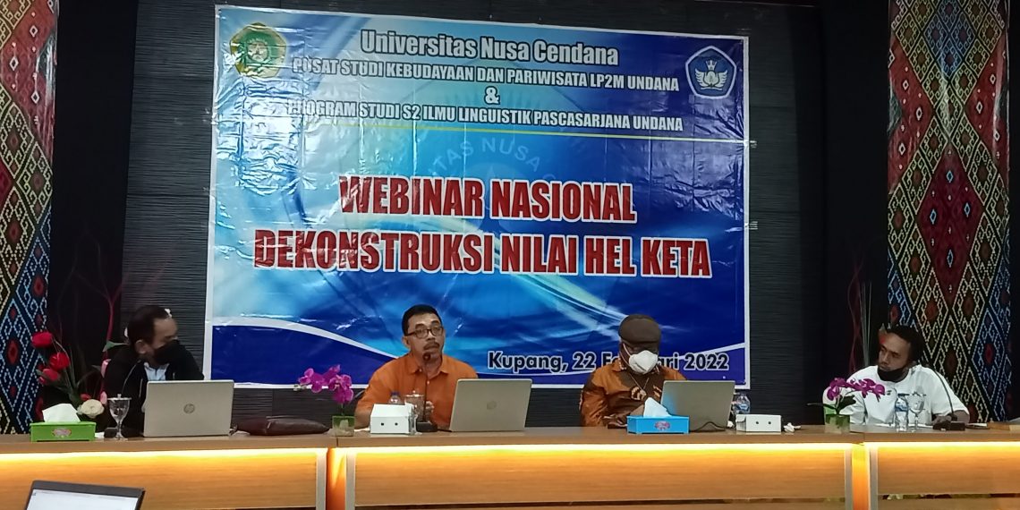 Pater Gregor Neonbasu, SVD (kedua dari kanan) bersama Marsel Robot (kedua dari kiri) dan Yeremia Djemi Manafe (kiri) dalam Webinar Nasional, Dekonstruksi Nilai Hel Keta yang diselenggarakan Prodi Pascasarjana Undana, Selasa, 23 Februari 2022 (Joe-KatongNTT)