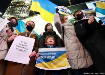 Warga Ukraina berunjuk rasa menuntut perang dengan Rusia dihentikan. (DW)