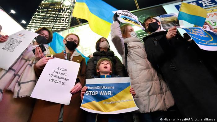 Warga Ukraina berunjuk rasa menuntut perang dengan Rusia dihentikan. (DW)