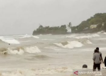 Ilustrasi - Warga menyaksikan gelombang tinggi di perairan Kota Kupang, NTT. (ANTARA/Kornelis Kaha)