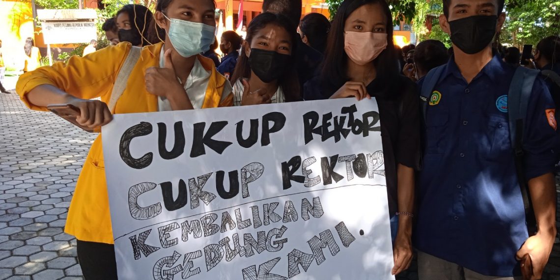 Civitas Akademika Fisip Undana berdemo di gedung Rektorat Undana pada Kamis, 17 Februari 2022. (Difan-KatongNTT)