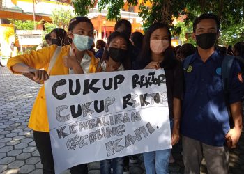 Civitas Akademika Fisip Undana berdemo di gedung Rektorat Undana pada Kamis, 17 Februari 2022. (Difan-KatongNTT)