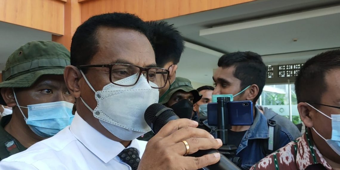 Rektor Universitas Nusa Cendana (Undana) Maxs U.E. Sanam berbicara dengan para Civitas Akademika Fisip yang berunjuk rasa di depan Gedung Rektorat, Kamis, 17 Februari 2022. (KatongNTT.com)