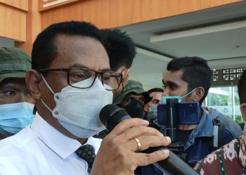 Rektor Universitas Nusa Cendana (Undana) Maxs U.E. Sanam berbicara dengan para Civitas Akademika Fisip yang berunjuk rasa di depan Gedung Rektorat, Kamis, 17 Februari 2022. (KatongNTT.com)