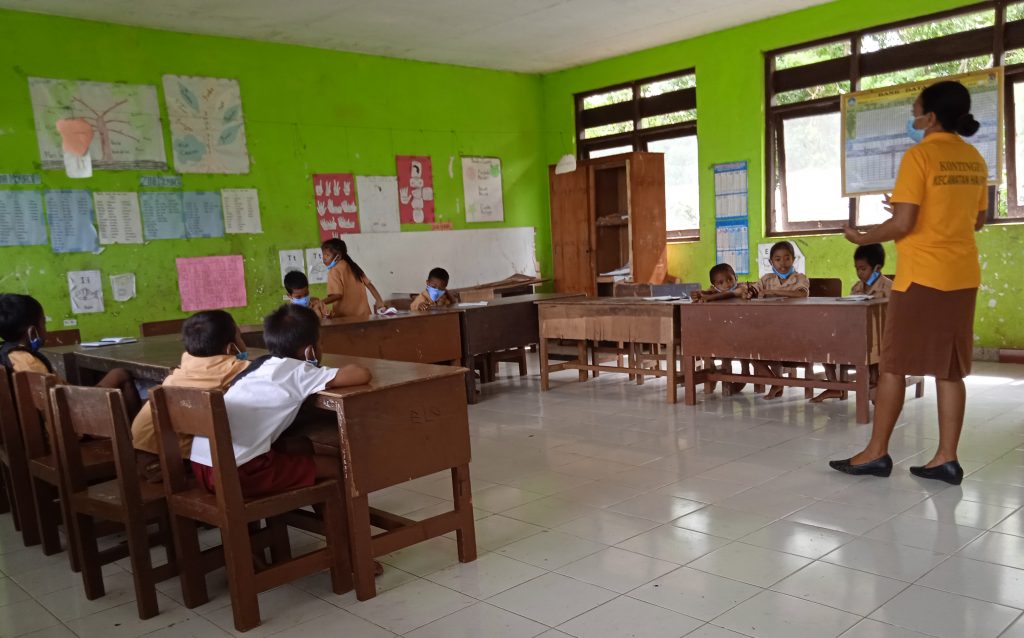 Guru Ana Paji Jiara menggunakan bahasa ibu mengajar siswa SD Inpres Wunga di Pedalaman Sumba Timur di NTT pada Januari 2022. (Alex Japalatu)