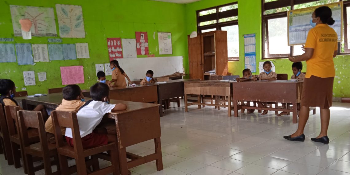 Guru Ana Paji Jiara menggunakan bahasa ibu mengajar siswa SD Inpres Wunga di Pedalaman Sumba Timur di Provinsi NTT (Alex Japalatu)