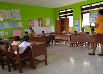 Guru Ana Paji Jiara menggunakan bahasa ibu mengajar siswa SD Inpres Wunga di Pedalaman Sumba Timur di Provinsi NTT (Alex Japalatu)