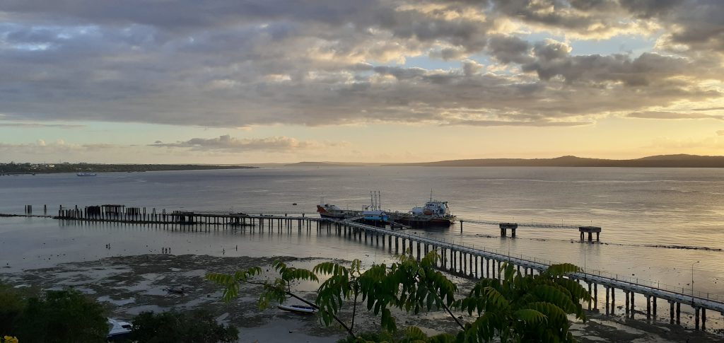 Ilustrasi indahnya Laut NTT di dekat Pelabuhan Tenau, Kupang, sore hari. (Rita Hasugian-KatongNTT.com)