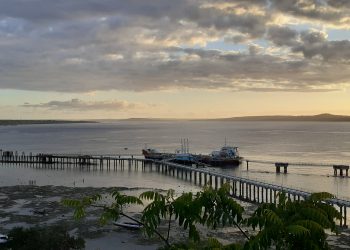 Ilustrasi indahnya Laut NTT di dekat Pelabuhan Tenau, Kupang, sore hari. (Rita Hasugian-KatongNTT.com)