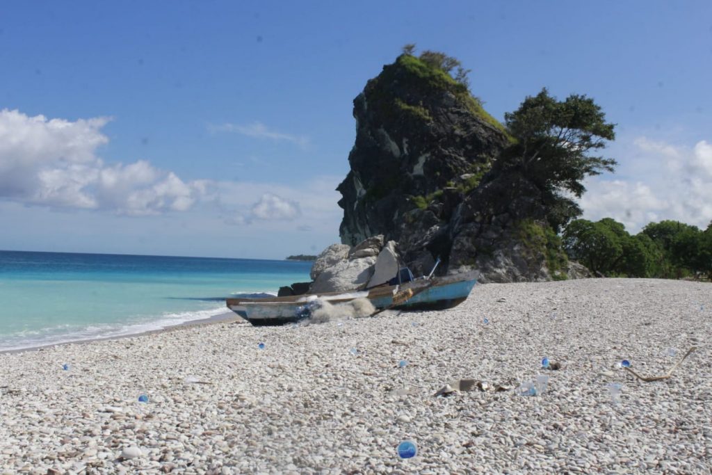 Pesona Pantai Kolbano dengan batuan berwarna-warni ternodai oleh sampah yang berserakan (Joe-KatongNTT)