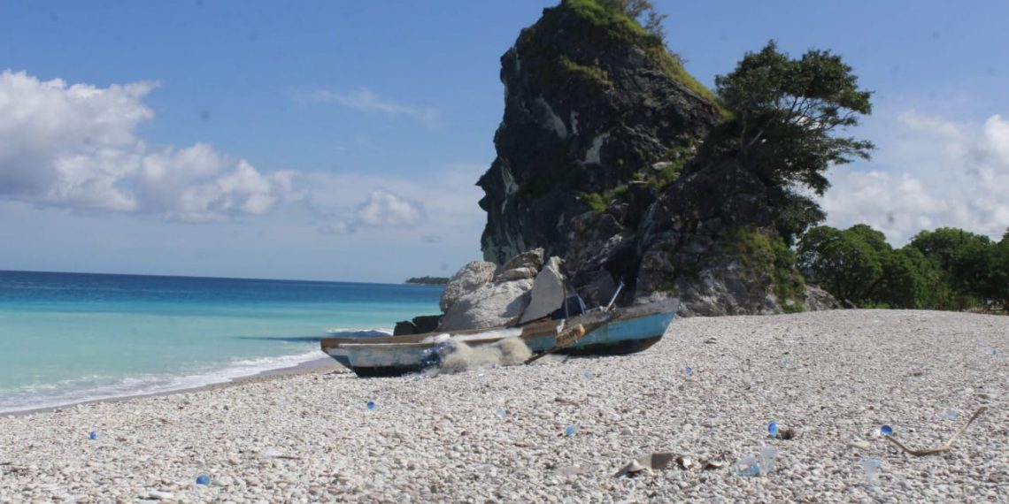 Pesona Pantai Kolbano dengan batuan berwarna-warni ternodai oleh sampah yang berserakan (Joe-KatongNTT)