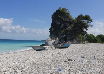 Pesona Pantai Kolbano dengan batuan berwarna-warni ternodai oleh sampah yang berserakan (Joe-KatongNTT)