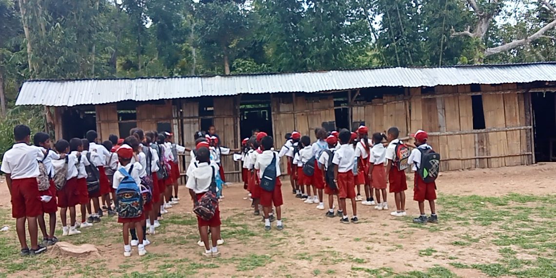 Siswa SDN Bes'ao mengikuti apel di depan gedung sekolah yang reot (Joe-KatongNTT)
